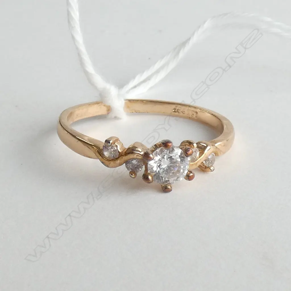 9CT GOLD & CZ RING  Image 1++