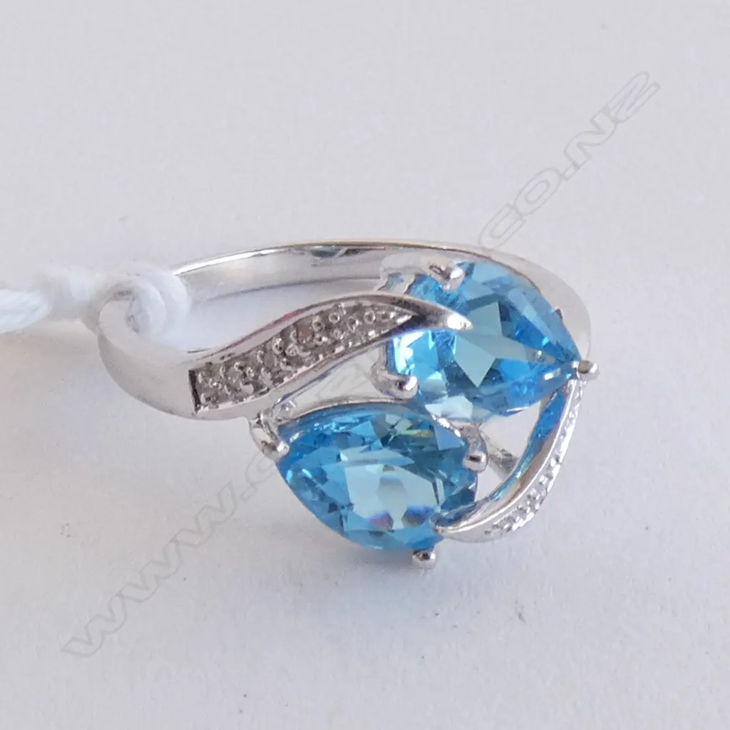 9CT WHITE GOLD BLUE TOPAZ RING Image 1++