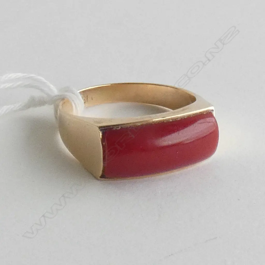 (17985) 18CT & CORAL SIGNET TYPE RING Image 1++