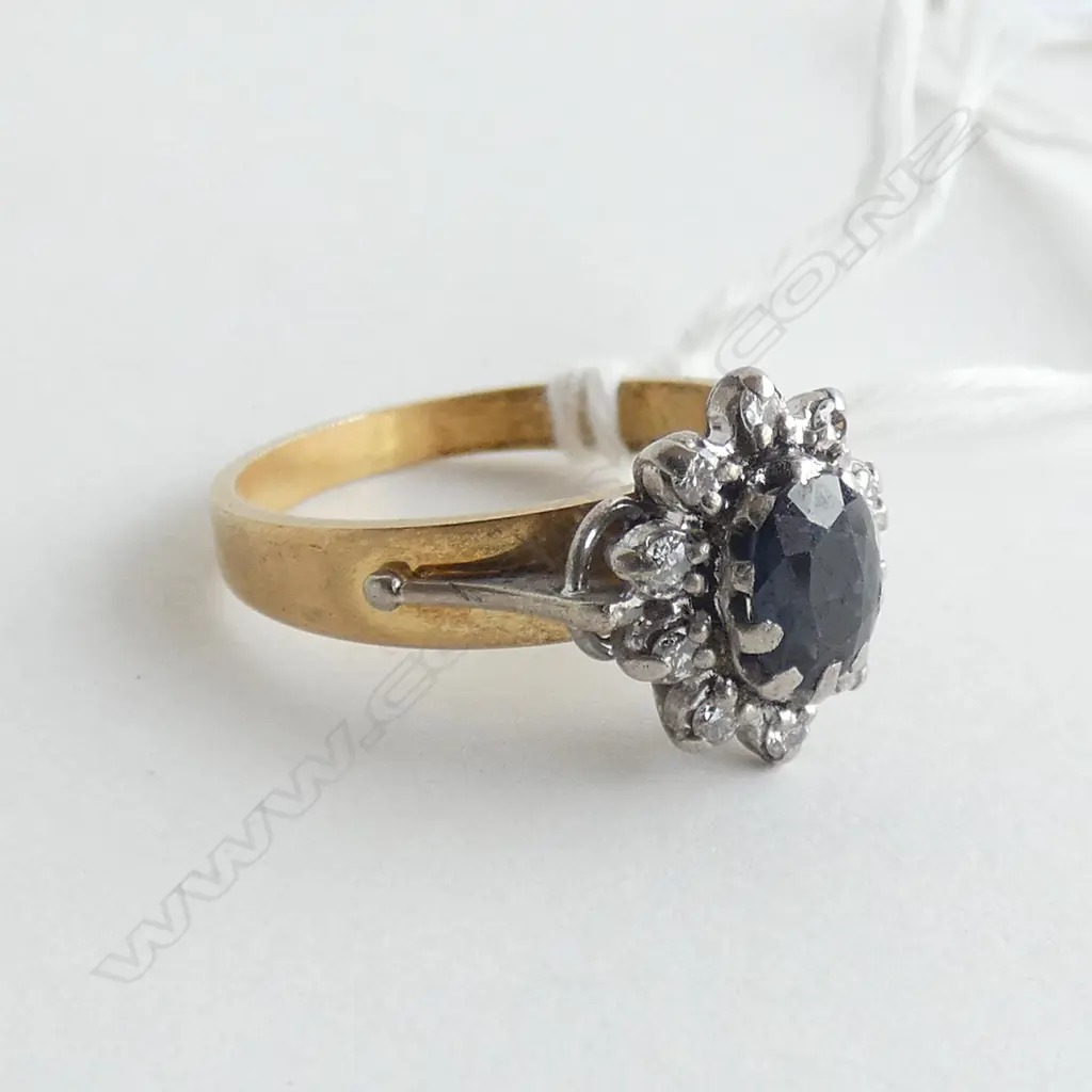 18CT SAPPHIRE AND DIAMOND CLUSTER RING 4.2 GRAMS CLAWS NEED ATTENTION Image 1++