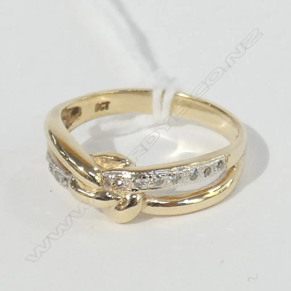 9CT GOLD AND DIAMOND KNOT RING Image 1++