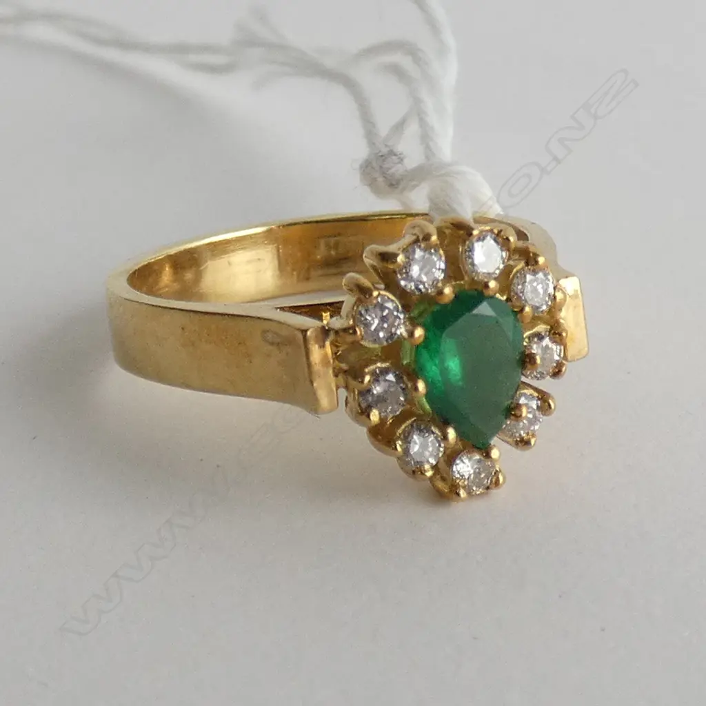 18CT GOLD RING w PEAR CUT EMERALD SURROUNDED BY 9 SMALL BRILLIANT CUT DIAMONDS Image 1++