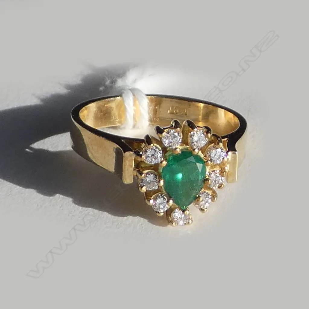 18CT GOLD RING w PEAR CUT EMERALD SURROUNDED BY 9 SMALL BRILLIANT CUT DIAMONDS Image 1++