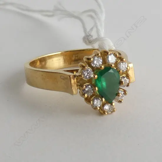 18CT GOLD RING w PEAR CUT EMERALD SURROUNDED BY 9 SMALL BRILLIANT CUT DIAMONDS