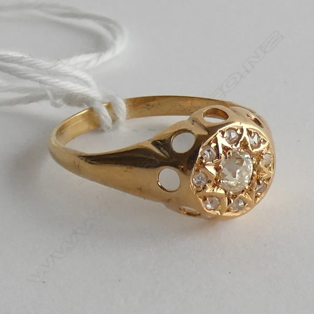 VICTORIAN 18ct GOLD RING w OLD CUT DIAMOND SURROUNDED BY 8 MINE CUT DIAMONDS Image 1++