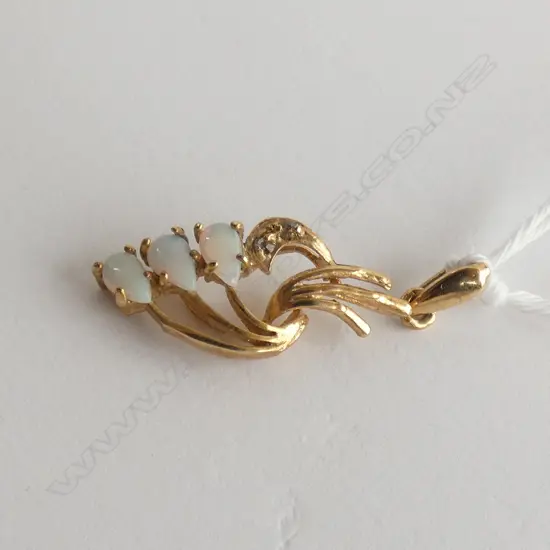 OPAL PENDANT IN GILT METAL MOUNT