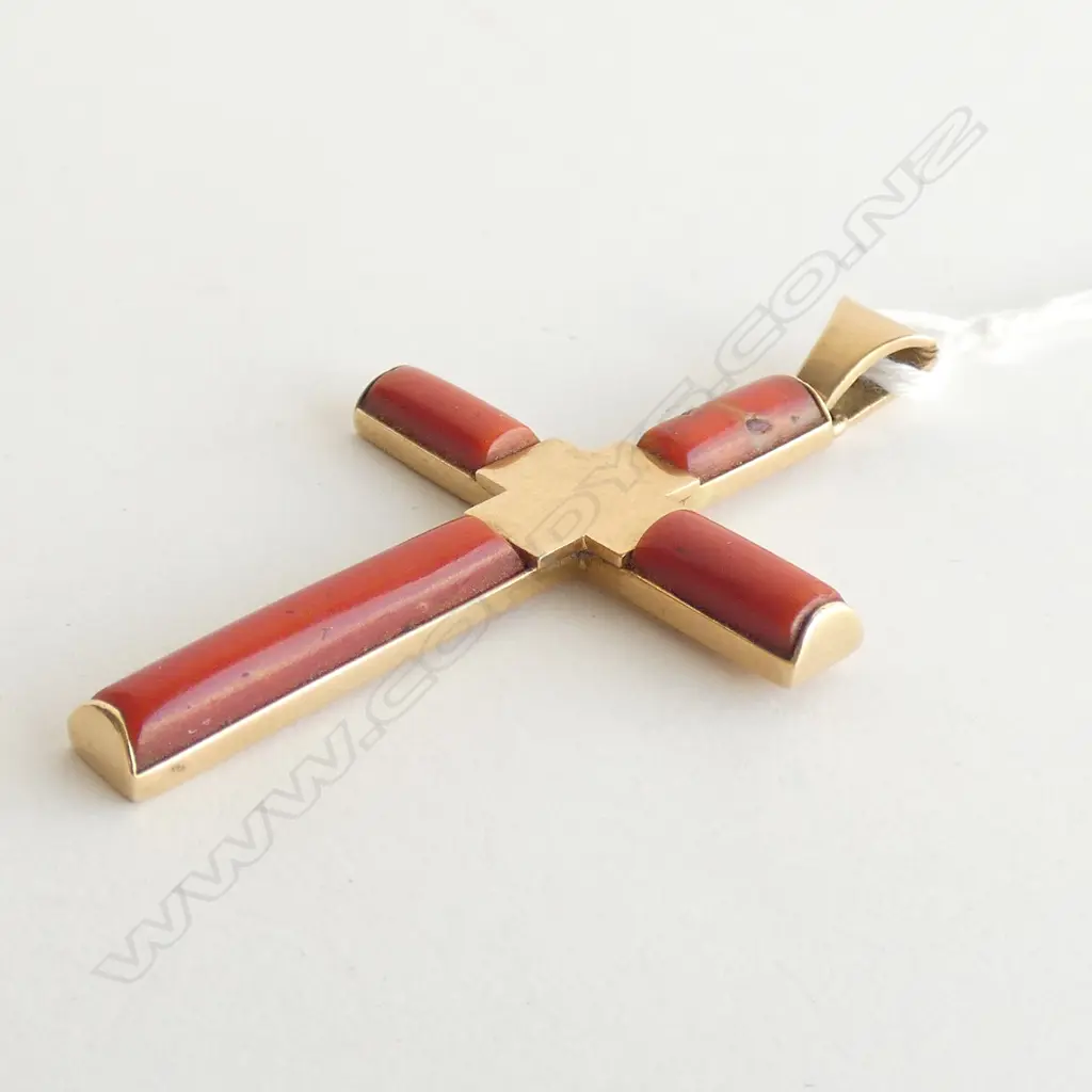 14ct GOLD AND CORAL CROSS  8.99gm Image 1++