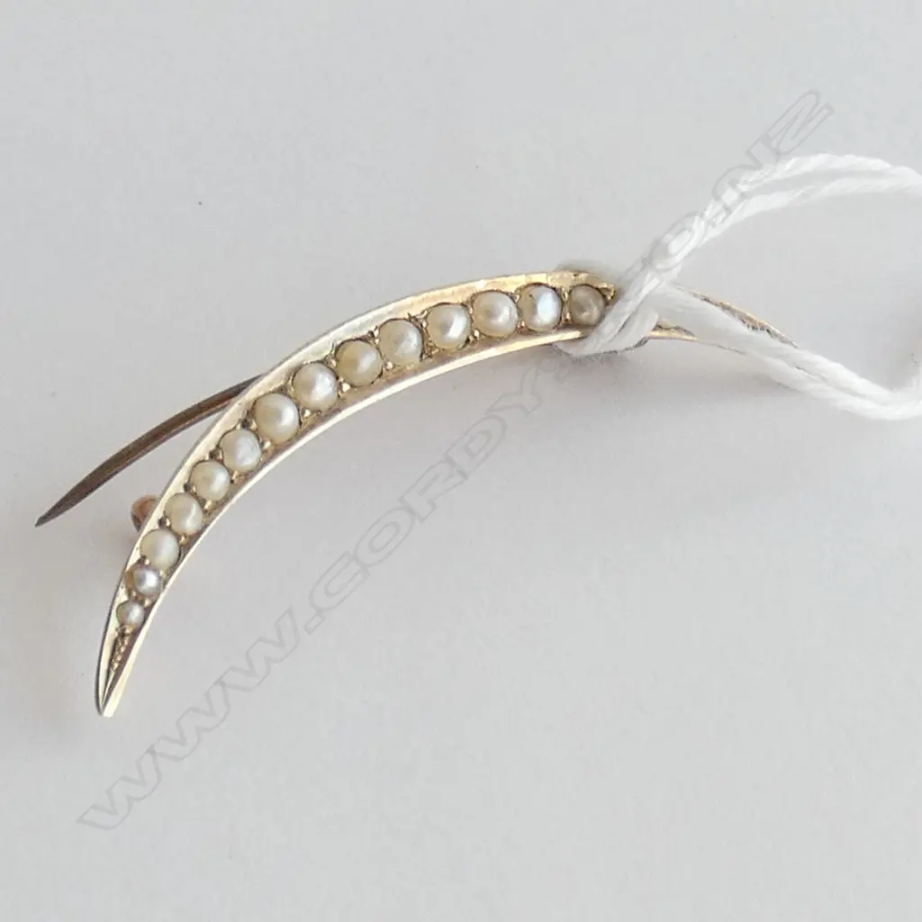(19794) C1900 9CT PEARL CRESCENT BROOCH Image 1++