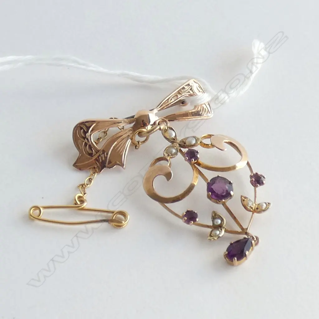 (17951) EDW 9CT AMETHYST & SEED PEARL PENDANT ON BOW Image 1++