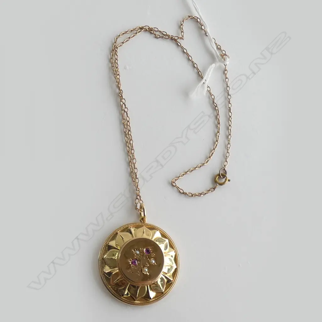 ANTIQUE 9CT GOLD PENDANT/LOCKET ON GOLD ?CHAIN Image 1++