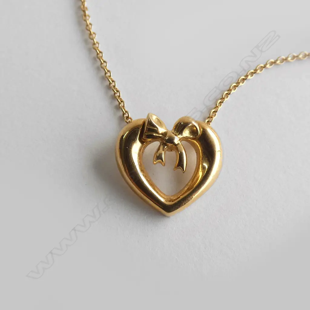 (17966) TIFFANY & CO 18CT HEART PENDANT ON 18CT CHAIN Image 1++