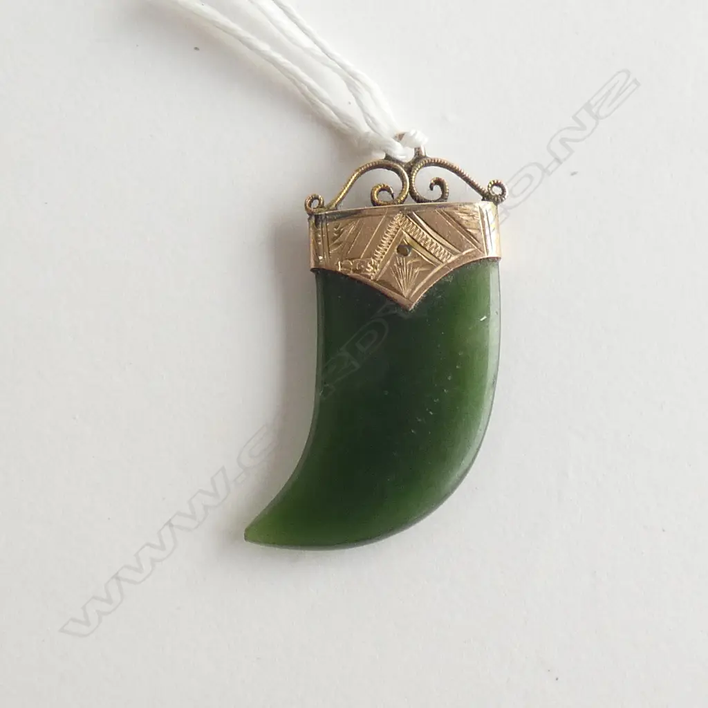 C1900 9CT & POUNAMU PENDANT TOOTH/BEAK FORM Image 1++
