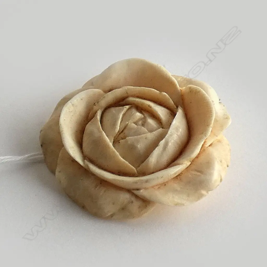 VINTAGE CARVED IVORY FLOWER BROOCH DIA 48MM Image 1++