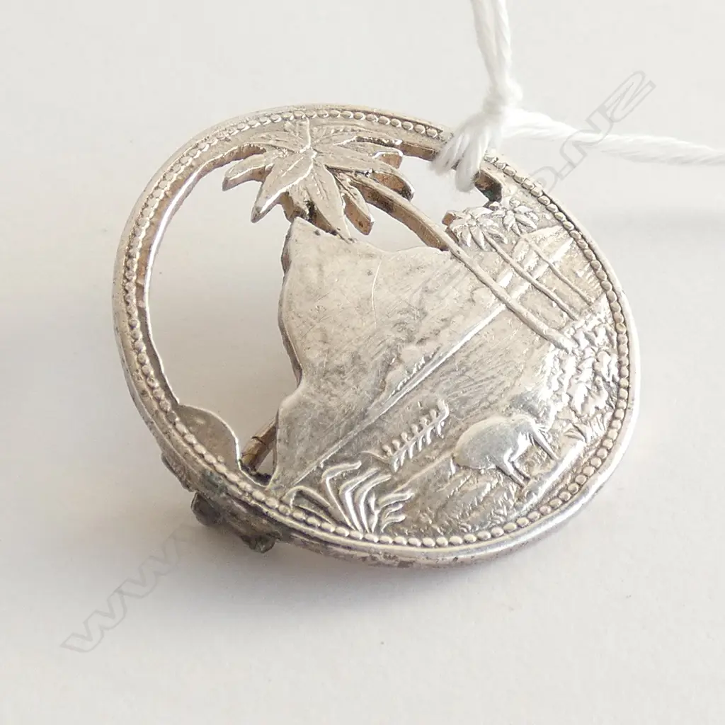 (17951).VINTAGE NZ SILVER BROOCH COASTAL MOUNTAIN Image 1++