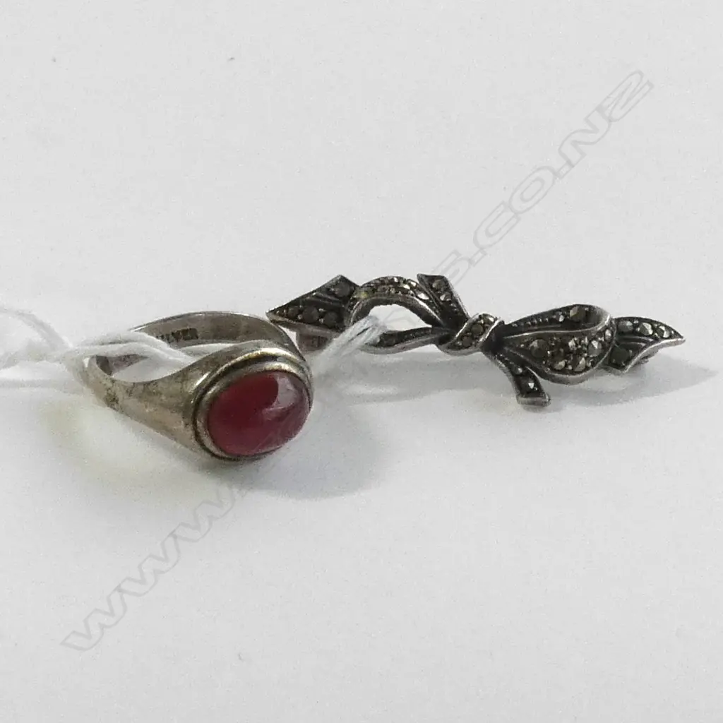 (17997) 2 SILVER JEWELLERY ITEMS; GEMSTONE RING + MARCASITE BOW BROOCH Image 1++