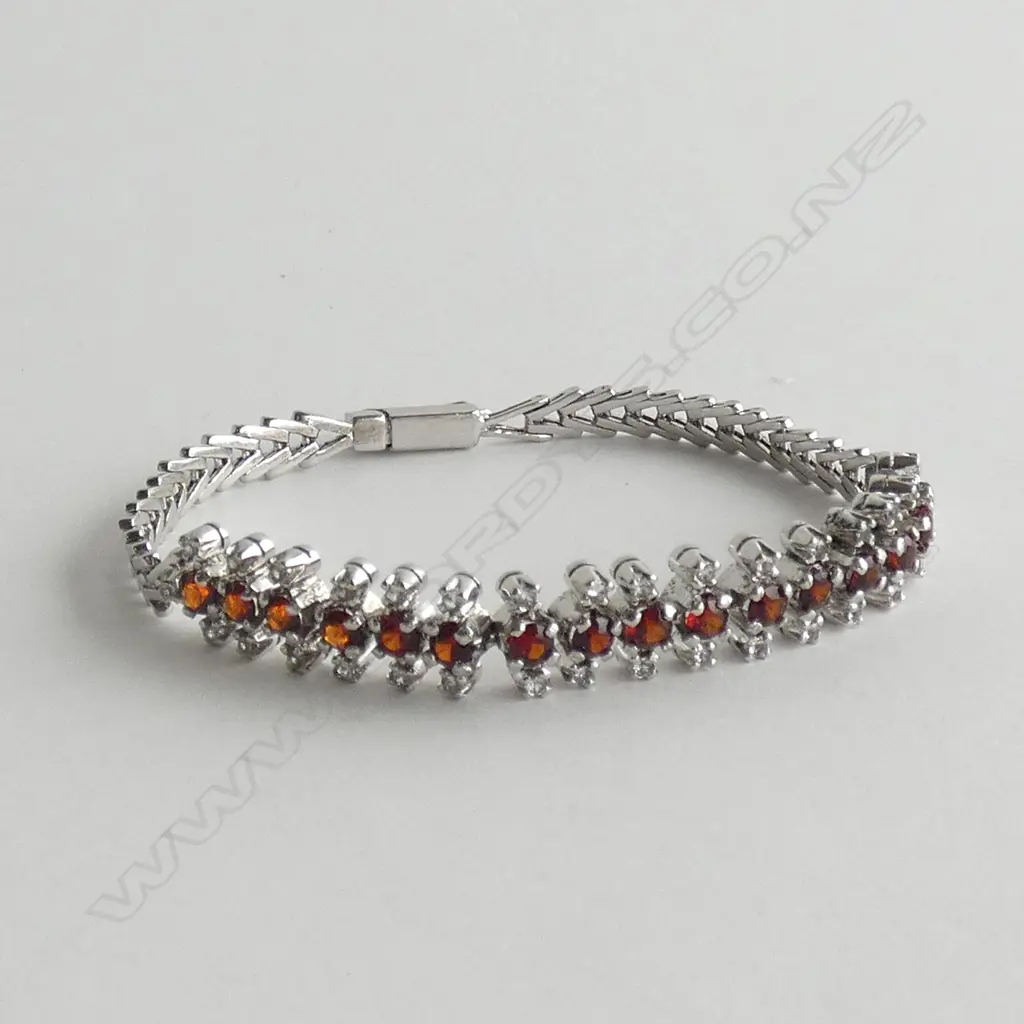 SILVER AND GARNET BRACELET Image 1++