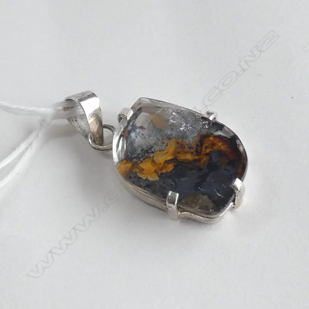 INCLUDED QUARTZ SILVER MOUNTED PENDANT Image 1++