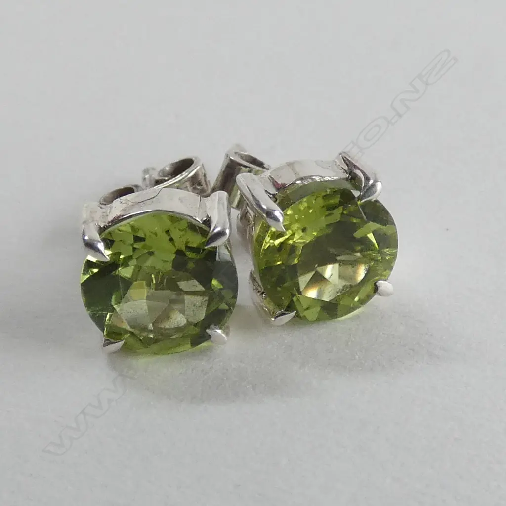 PR SILVER & PERIDOT STUD EARRINGS  Image 1++