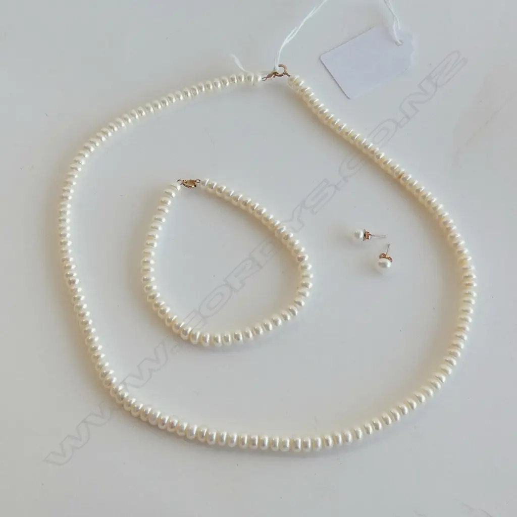 SINGLE STRAND 10CT GOLD &  PEARL NECKLACE, BRACELET & PAIR OF STUD EARRINGS Image 1++