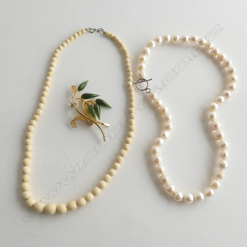 PEARL NECKLACE/BONE NECKLACE/GREENSTONE BROOCH (AF) Image 1++
