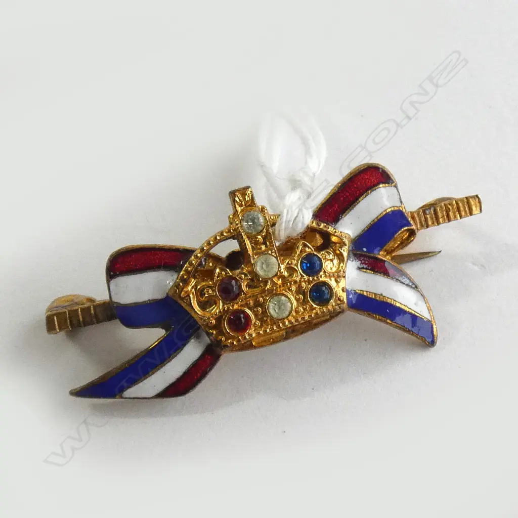GILT ENAMEL (RED/WHITE/BLUE) ROYALTY BROOCH Image 1++