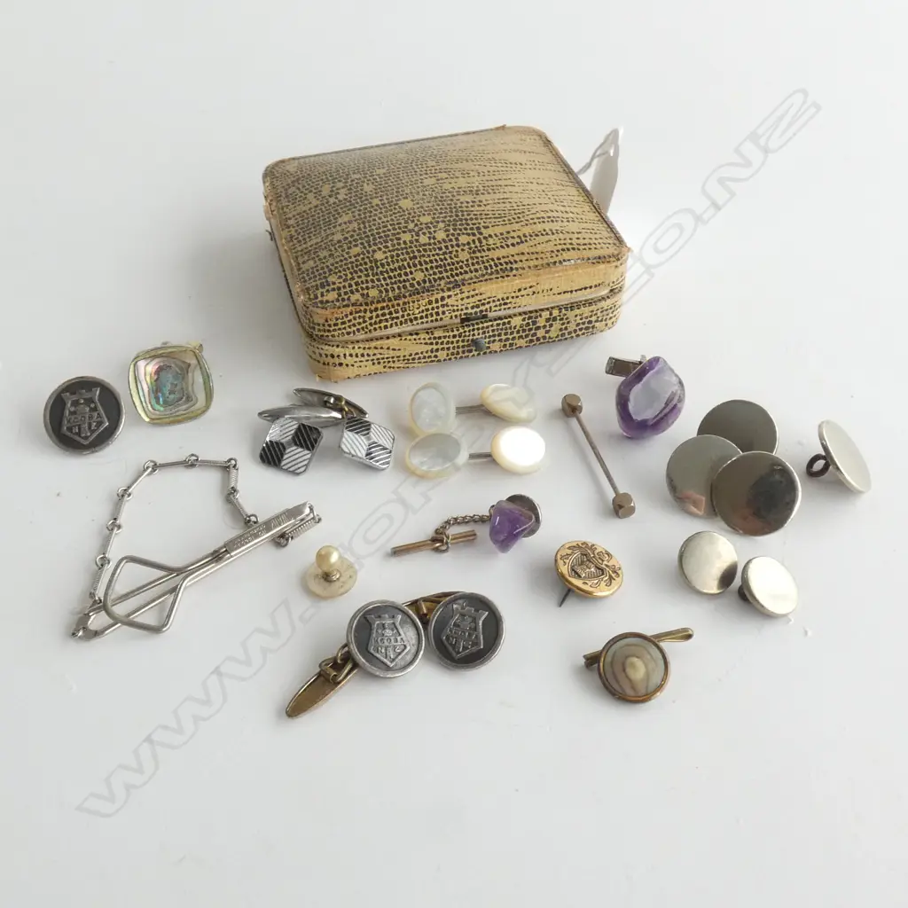 SM CONTAINER OF VINTAGE CUFFLINKS / TIE PINS / BUTTONS ETC.. Image 1++