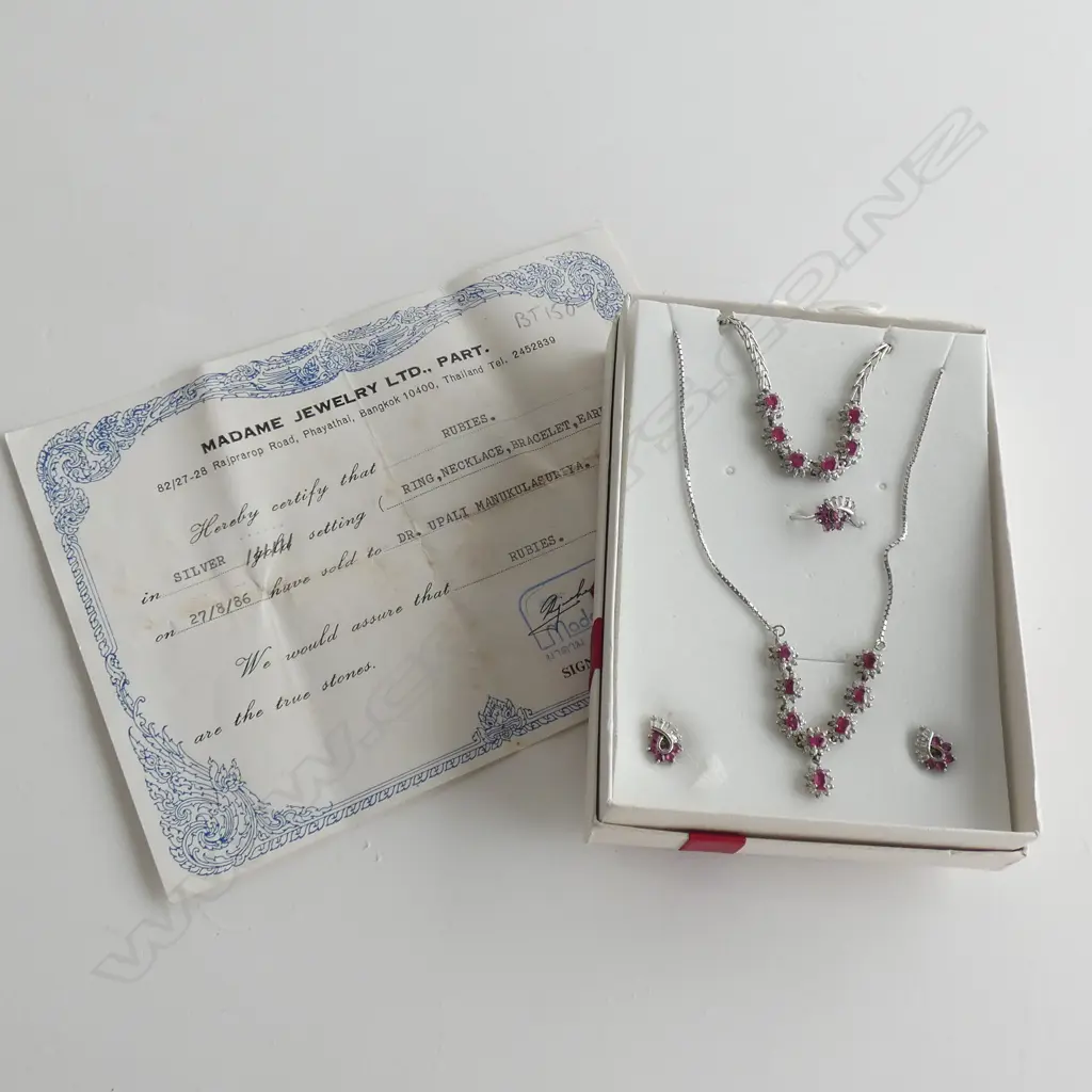 SILVER AND RUBY SUITE OF JEWELLERY (certificate) Image 1++
