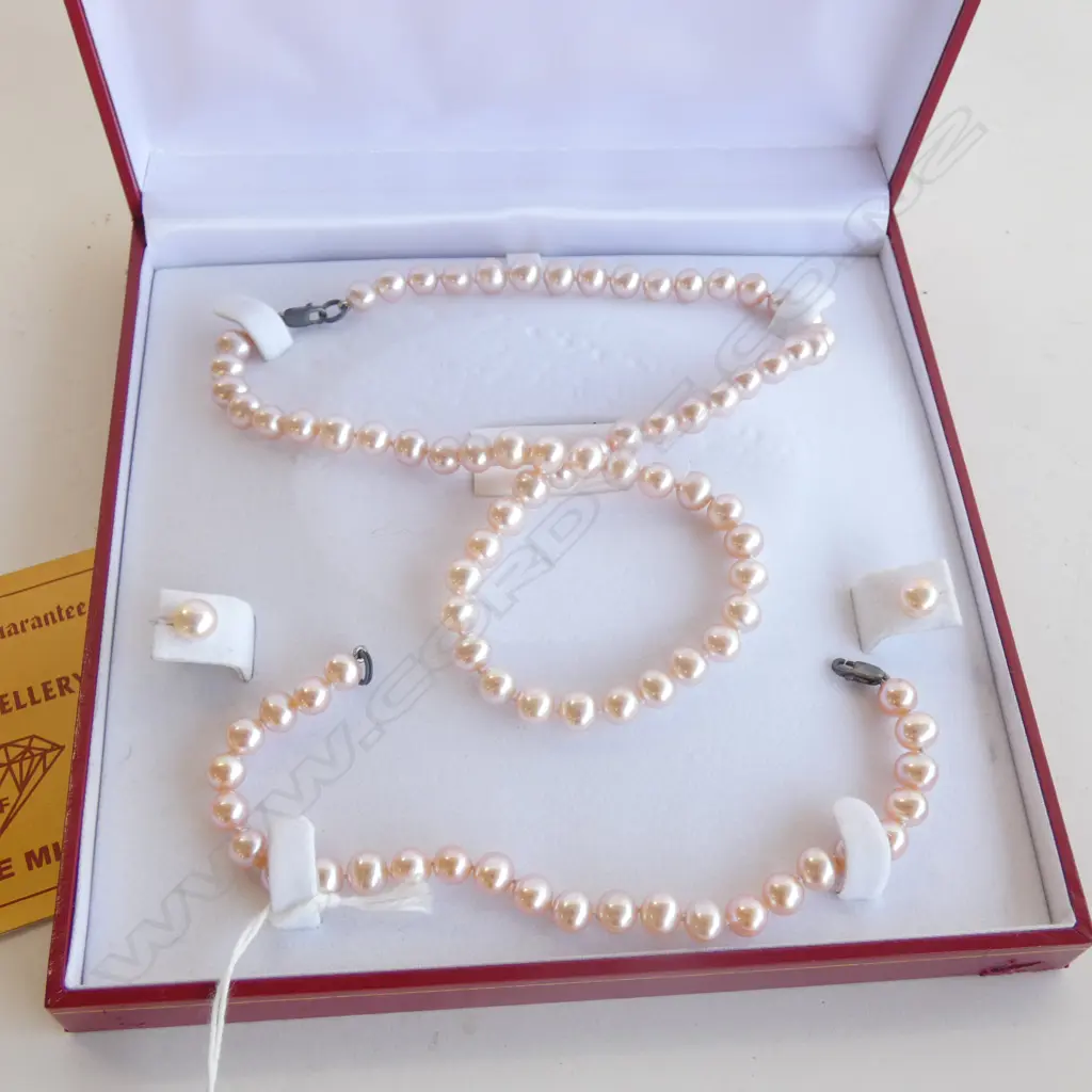 SUITE OF CULTURED PEARL JEWELLERY (BOXED) Image 1++