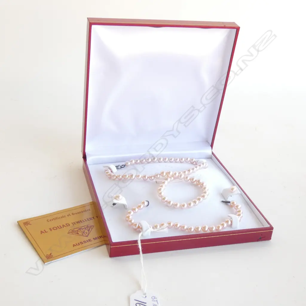 SUITE OF CULTURED PEARL JEWELLERY (BOXED) Image 1++
