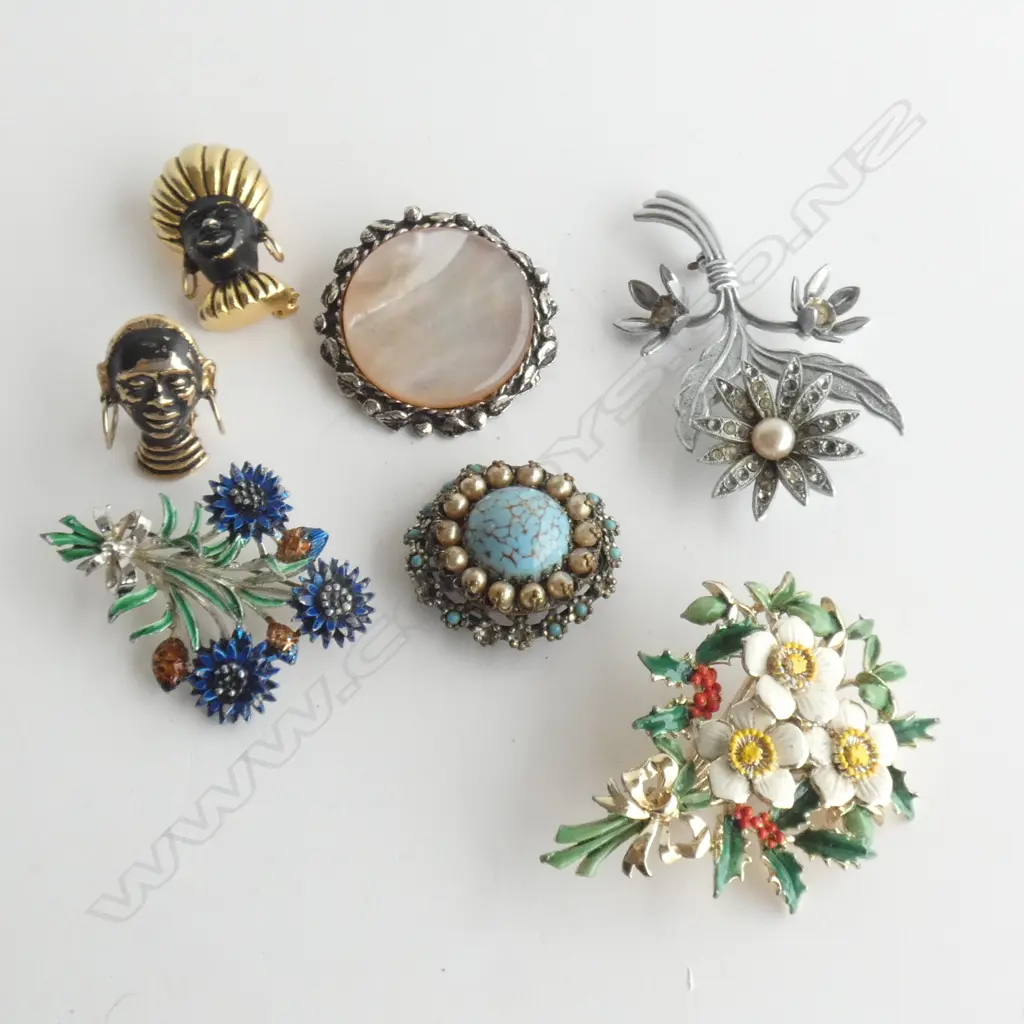 BAG ASST ENAMEL & COSTUME BROOCHES Image 1++