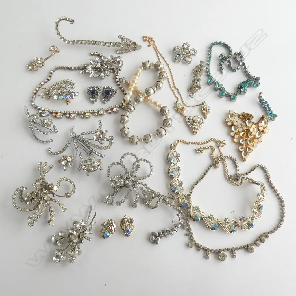 BAG ASST DIAMANTE BROOCHES / NECKLACES & EARRINGS  Image 1++