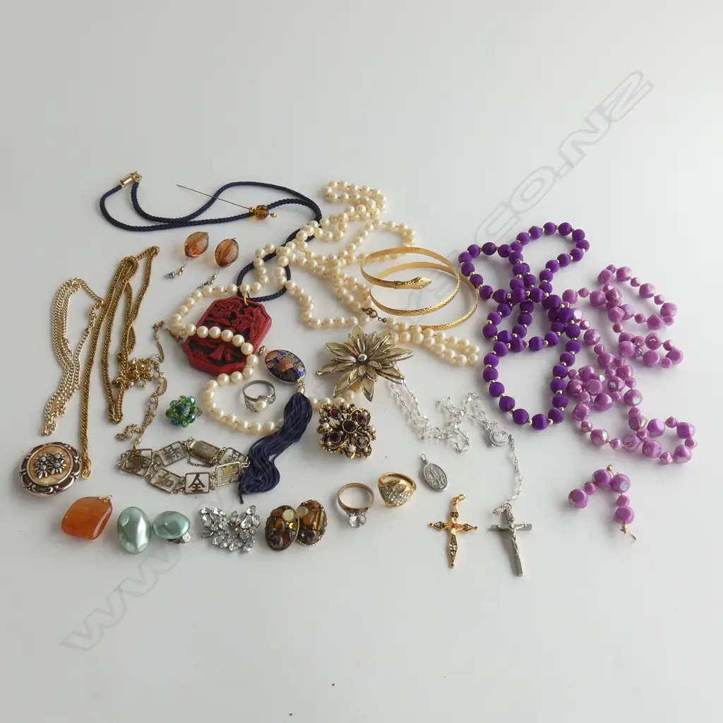 ASSORTED COSTUME JEWELLERY Image 1++