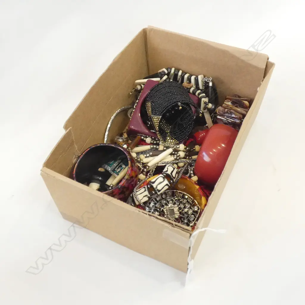 BOX LOT ASST. COSTUME JEWELLERY, INCL. KAGI NECKLACE Image 1++