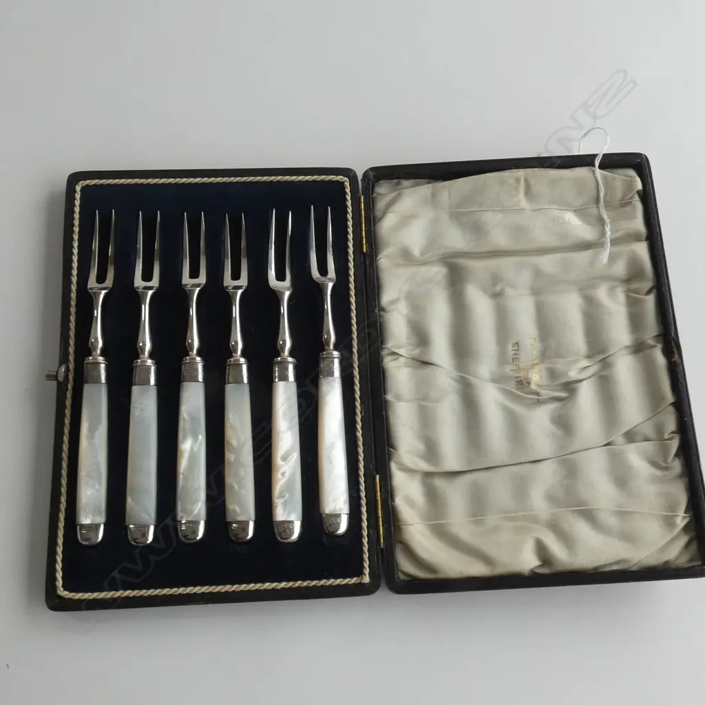 BOXED SILVER & M.O.P LEMON/COCKTAIL/PICKLE FORKS SHEFFIELD 1906 Image 1++