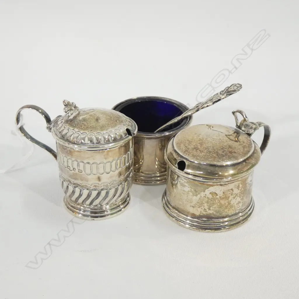 3 STG & BLUE GLASS CONDIMENTS + SPOON 58 GRAMS  Image 1++