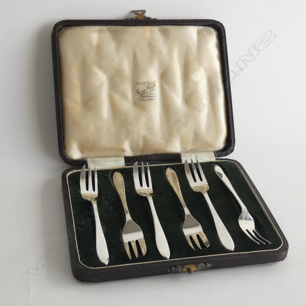 6 STG SILVER CAKE FORKS, SHEFFIELD 1943 83 GRAMS Image 1++