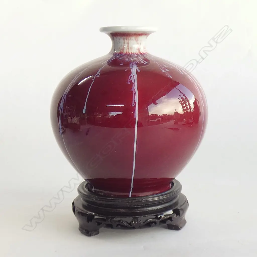 CHINESE QIAN LONG MARK FAMBLE GLAZE VASE WITH STAND H. 200MM CHIPPING TO BASE Image 1++