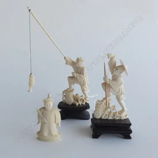 3 CARVED IVORY ORIENTAL FIGURES - 2 FISHERMEN ON WOODEN STANDS (TALLEST H 150MM)+ 1 OTHER (H 60MM)