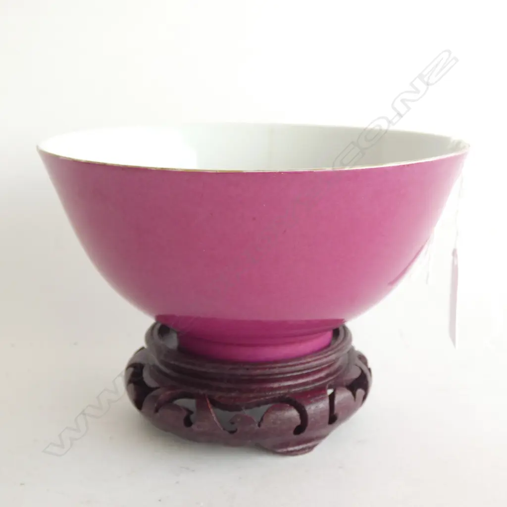 CHINESE 'LIPSTICK PINK' BOWL ON STAND 140mm dia Image 1++