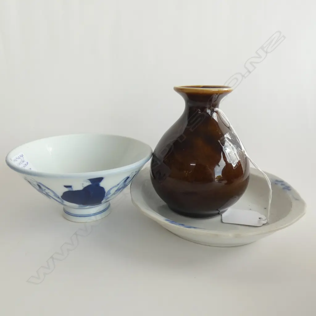 3 CHINESE CERAMICS; MING SYLE B/W PLATE & BOWL + BROWN GLAZE YU HU CHUN VASE H.100mm Image 1++