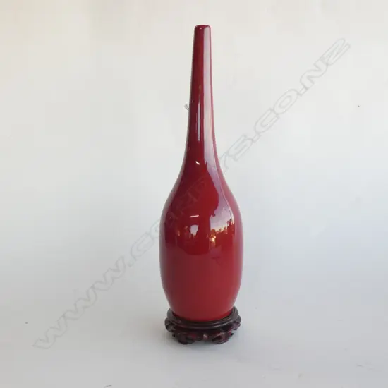 SONG-DE-BOUEF ORIENTAL STYLE VASE OF MALLET SHAPE w. SLENDER NECK ON STAND H.370mm