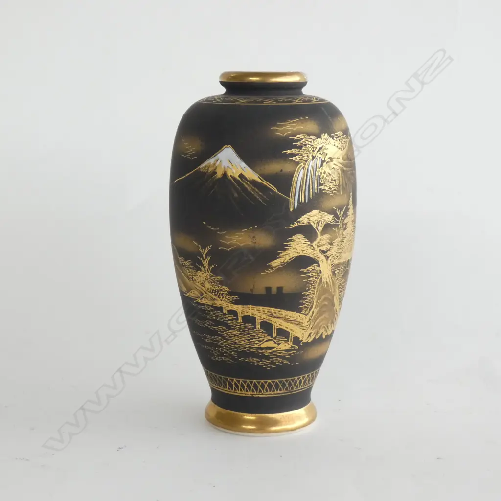 (17809) SATSUMA VASE - GOLD SCENE OF MT FUJI  ETC ON A MATTE BLACK BACKGROUND H. 185MM Image 1++