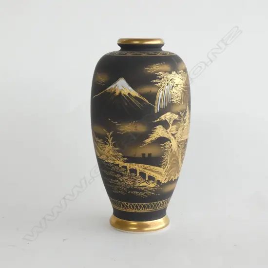 (17809) SATSUMA VASE - GOLD SCENE OF MT FUJI  ETC ON A MATTE BLACK BACKGROUND H. 185MM