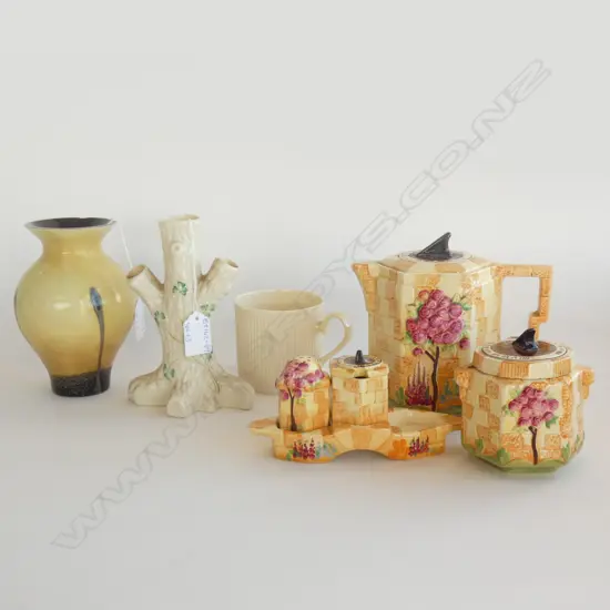3 BESWICK SUNDIAL PCS INCL. TEAPOT / BELLEEK MUG & VASE & CAITHNESS GLASS VASE (H 160MM) A/F