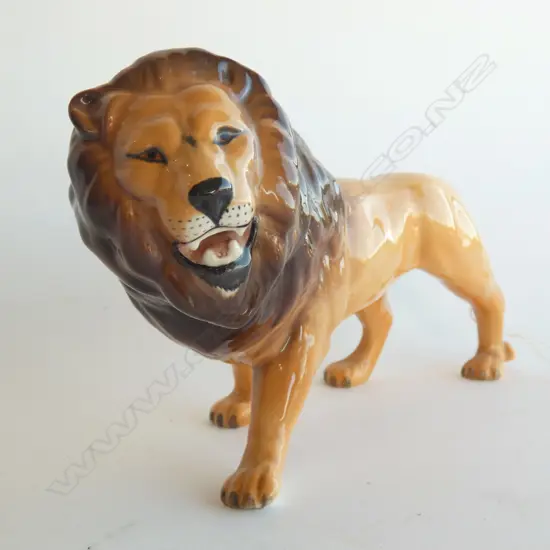 BESWICK LION  L 230MM