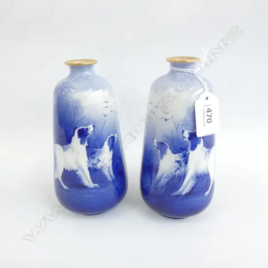 PR WINTON BLUE & WHITE HUNTING DOG SPECIAMN VASES H.150mm.