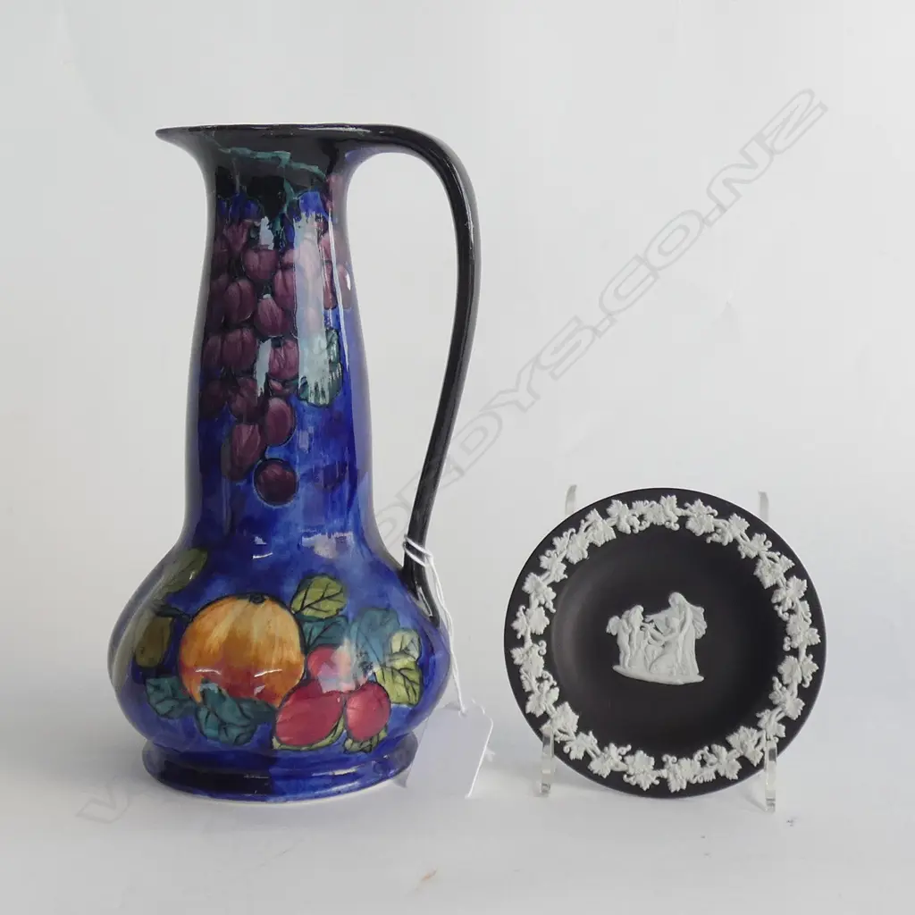 (17999) TITIAN WARE POTTERY FX ABRAHAM HAND PAINTED JUG (H 225) + SM WW BLACK JASPERWARE PLATE (DIA  110MM) Image 1++