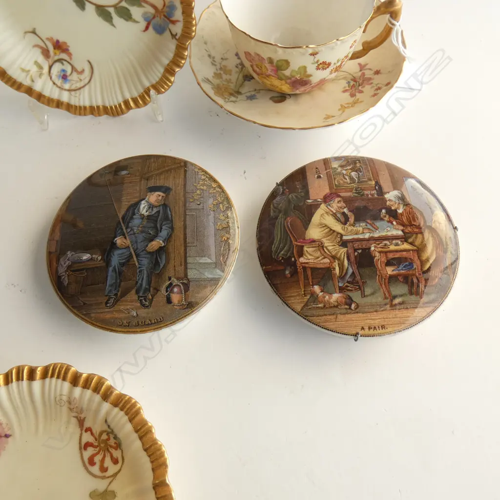 5 PCES ROYAL WORCESTER; BISQUE C/S, VASE H.160mm, 2 PLATES + 2 VICTORIAN POT LIDS Image 1++