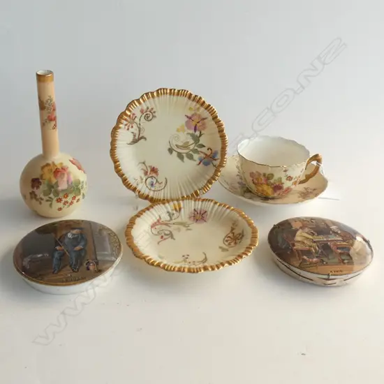 5 PCES ROYAL WORCESTER; BISQUE C/S, VASE H.160mm, 2 PLATES + 2 VICTORIAN POT LIDS