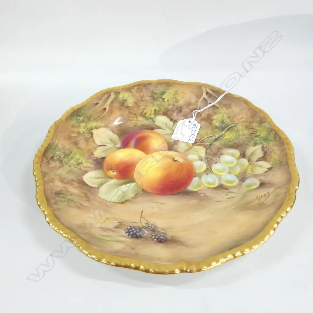 ROYAL WORCESTER HAND PAINTED CABINET PLATE, SIGNED 'P. LOVE' 240mm dia Image 1++